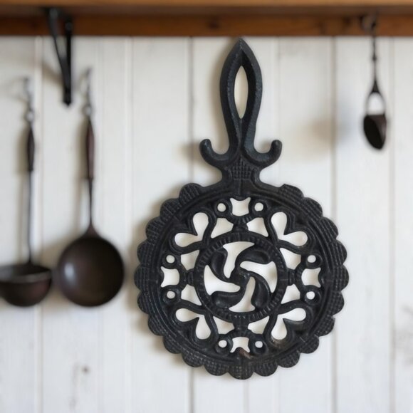 Vintage 1980's Canada Forge Reproduction Pin Wheel Cast Iron Footed Trivet - Picture 1 of 9